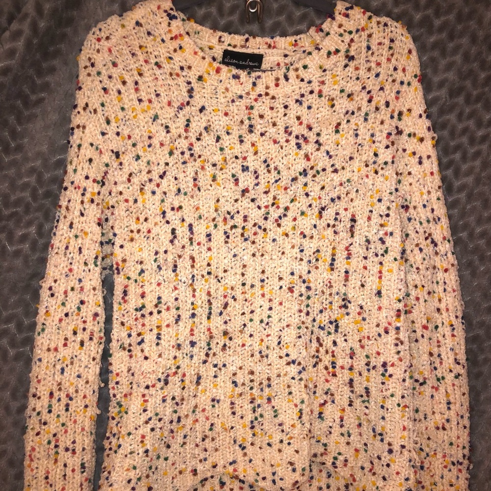 sweater,scalloped bottom, hardly worn, snags, expected material, fits medium